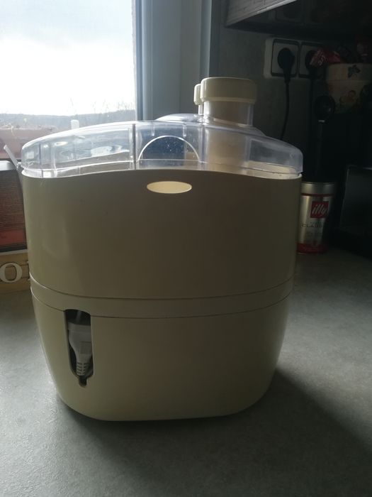 Цитрус преса за плодове и зеленчуци използвана но ра боти добре.