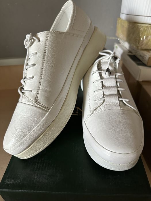 Продам белые кеды