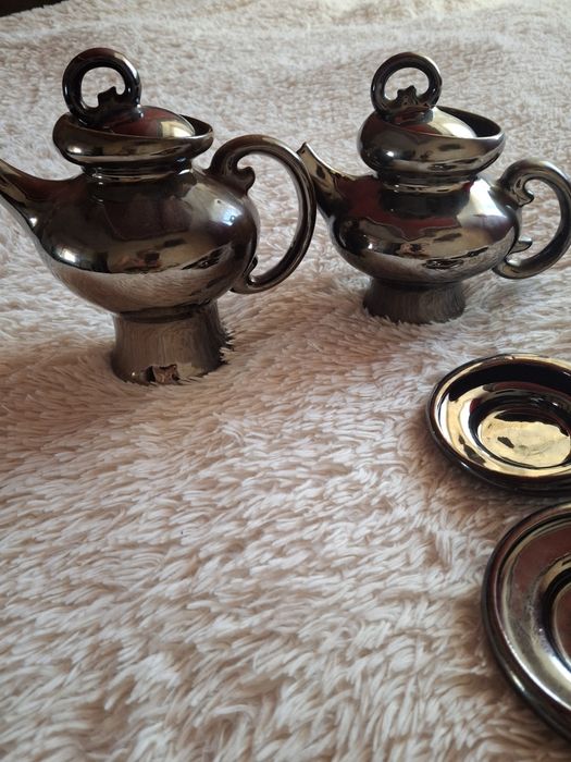 Керамический набор чайников с блюдцами в