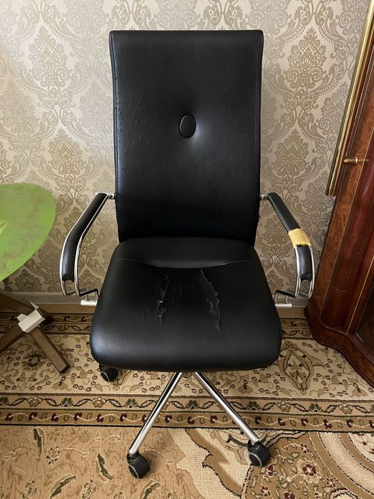 Кресло офисное черное
