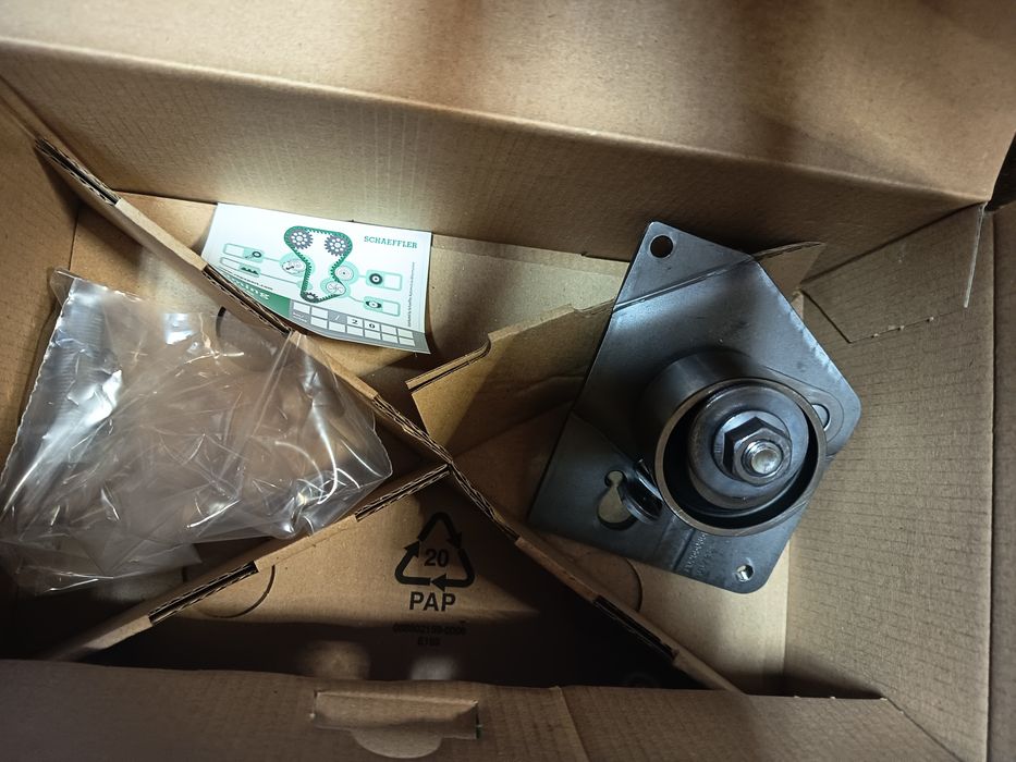 Продавам нови гарнитури за глава,картер,капак клапани,болтове за главата и комплект  ремък и ролка за Рено лагуна 1 ,1,9 ДЦИ