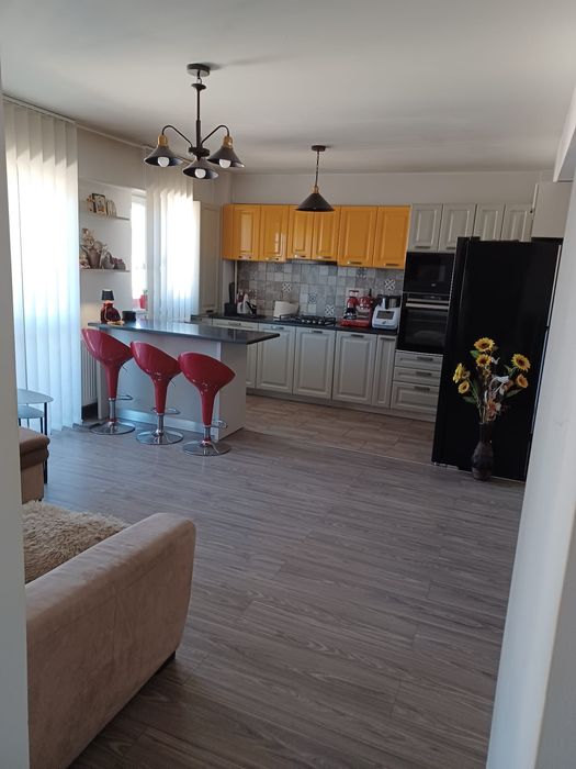De vânzare apartament cu 3 camere decomandat Complex Baroc