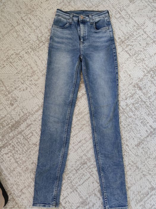 Продам джинсы на девочку 10 лет