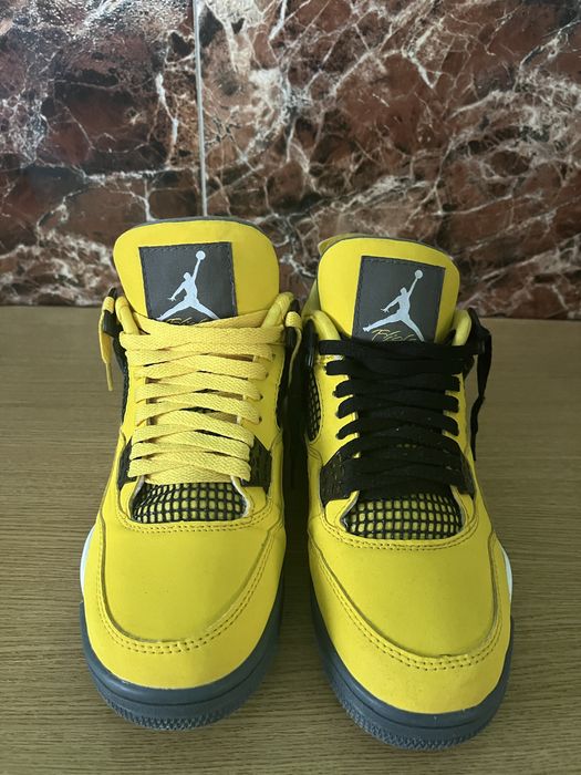 Jordan 4 Yelow lighting