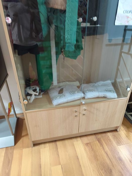 Витрина със заключващи се вратички