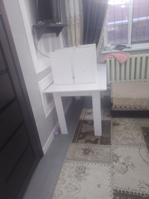 Стол төрт табуреткасымен сатылады.Б/у