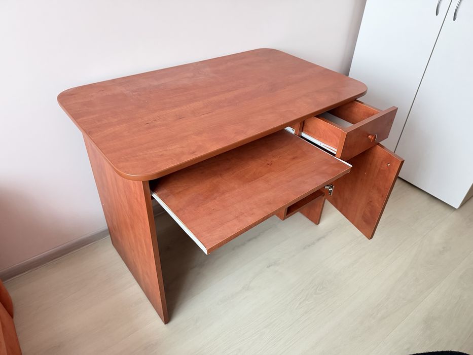 Масивно ученическо бюро ( подарък офис стол)