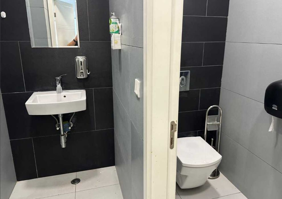 Дава се под наем Офис в Варна, Център - 500 кв.м за 7500 € - Снимка #16