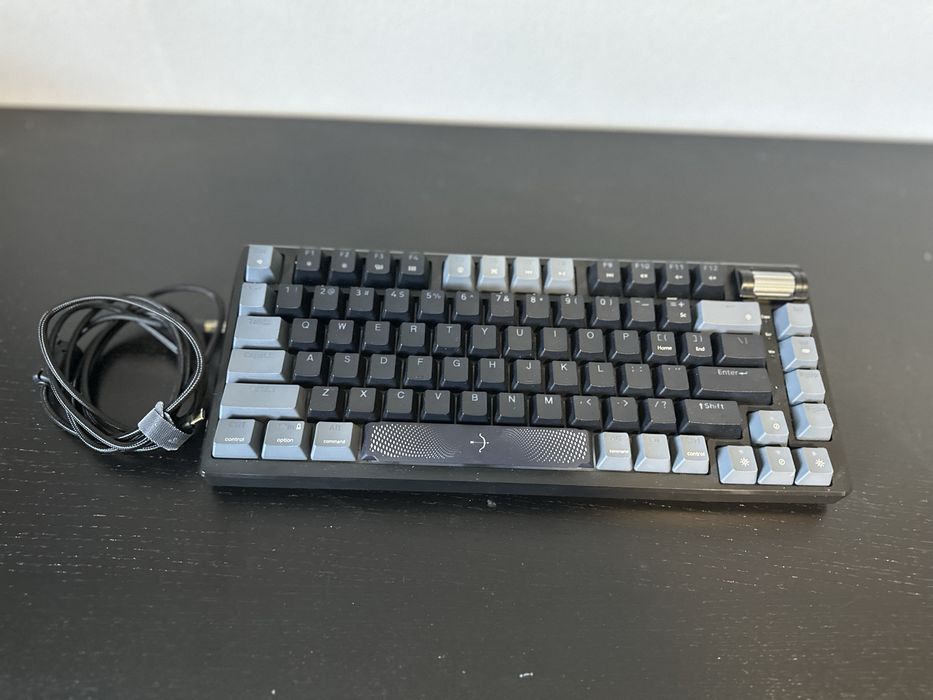 PC desktop de vânzare cu monitor și tastatură