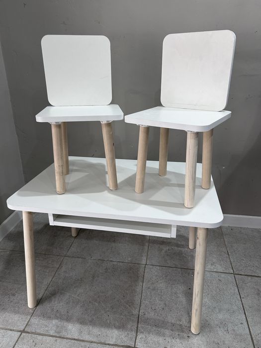 Детский стол и два стула