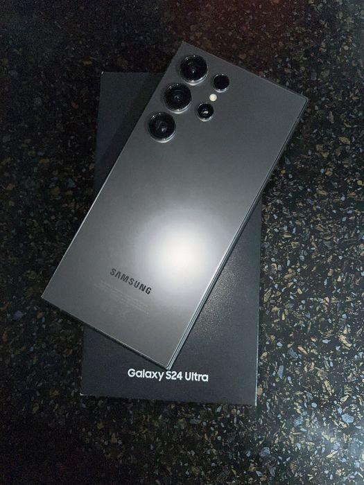 Samsung Galaxy S24Ultra deyarli yanggi holatda ideal turibdi