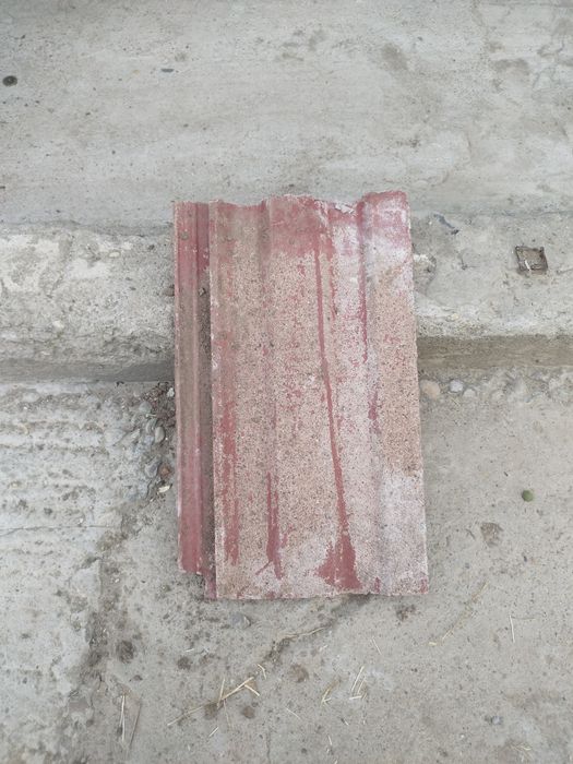 Vand 130 mp de țiglă de beton