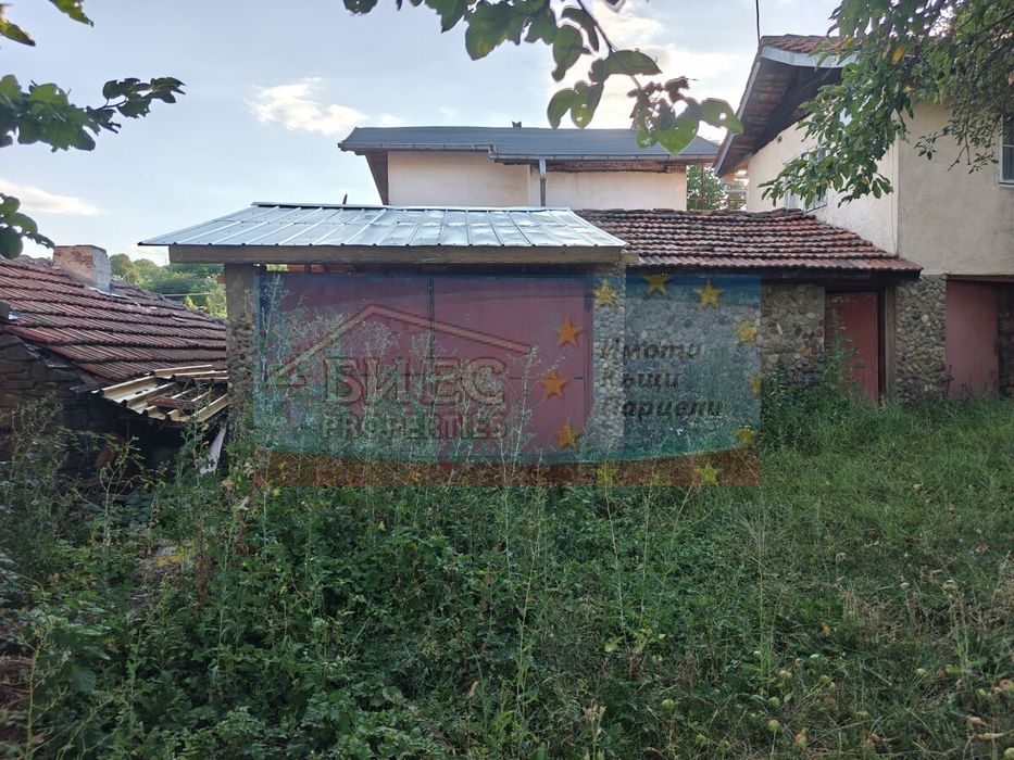 Къща и лятна кухня в с. Борнарево