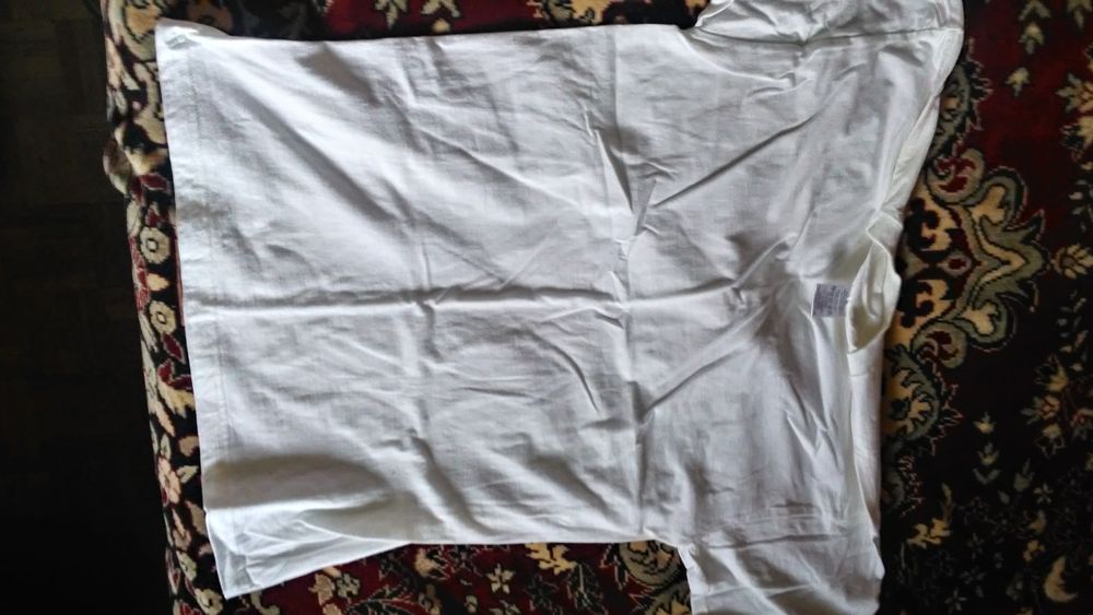 Vand tricouri albe cotton UNISEX.pret 100 de lei si 50 lei.