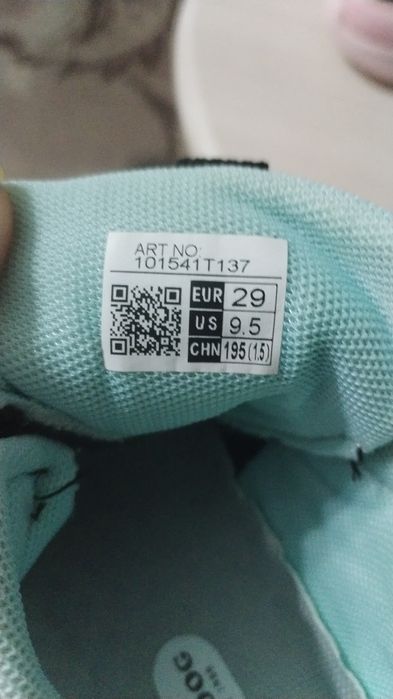 Продам кроссовки на девочку