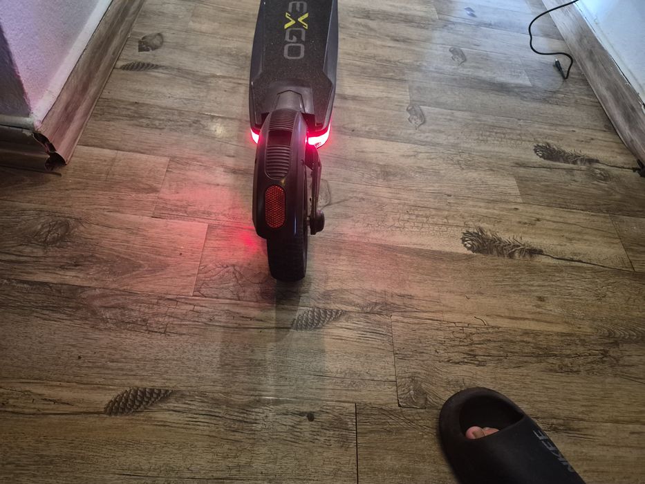 Trotinetă electrică prinde 20 pe vale 25 și dacă aveți pot la schimb la o bicicletăcu suspensi