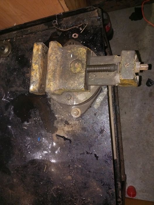 Продаю тиски со столом