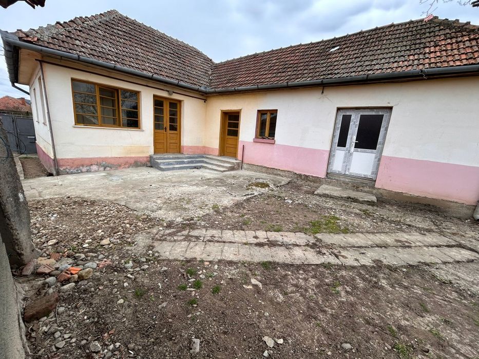 Vând casă  cu 4 camere