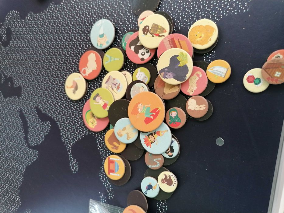 Harta lumii cu piese magnetice