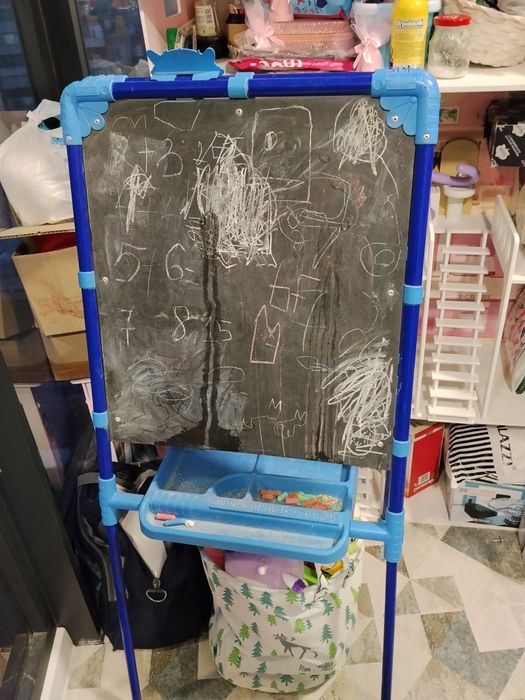 Пррдается детский мольберт, доска для рисования с мелом