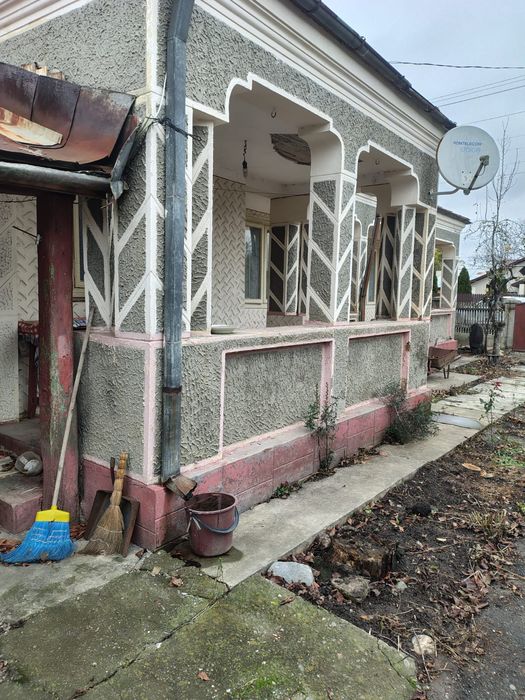Vând teren intravilan+casă bătrânească