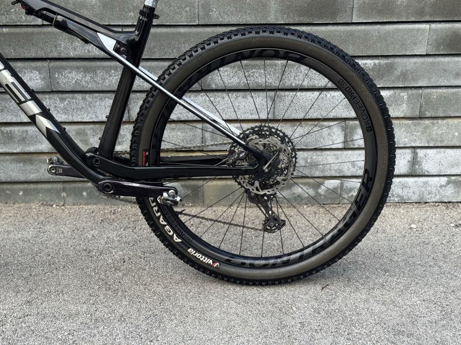 Планински карбонов велосипед TREK SUPERCALIBER 9.8 XT ( M-L размер)