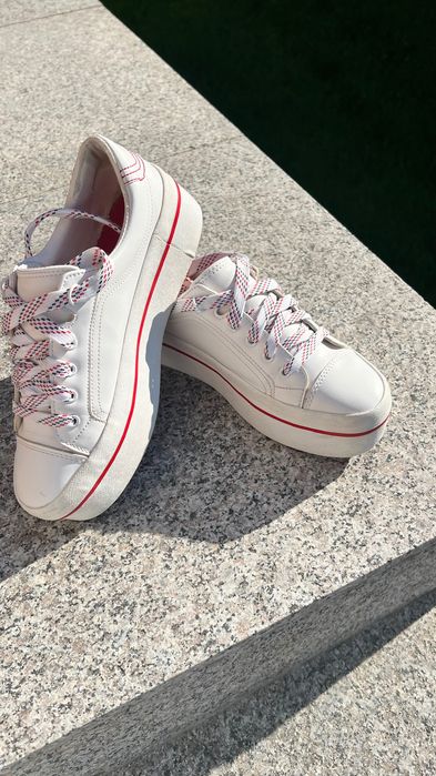 Страхотни дамски кецове Bershka