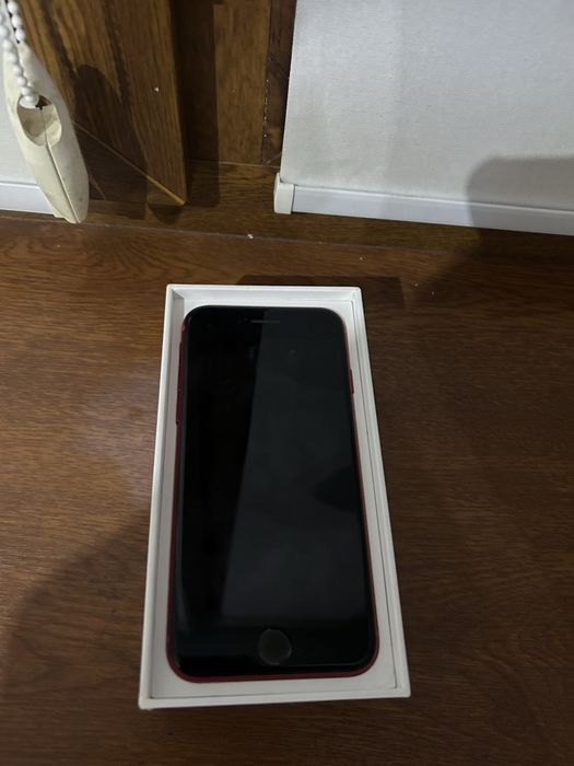 Продам айфон 8 red product