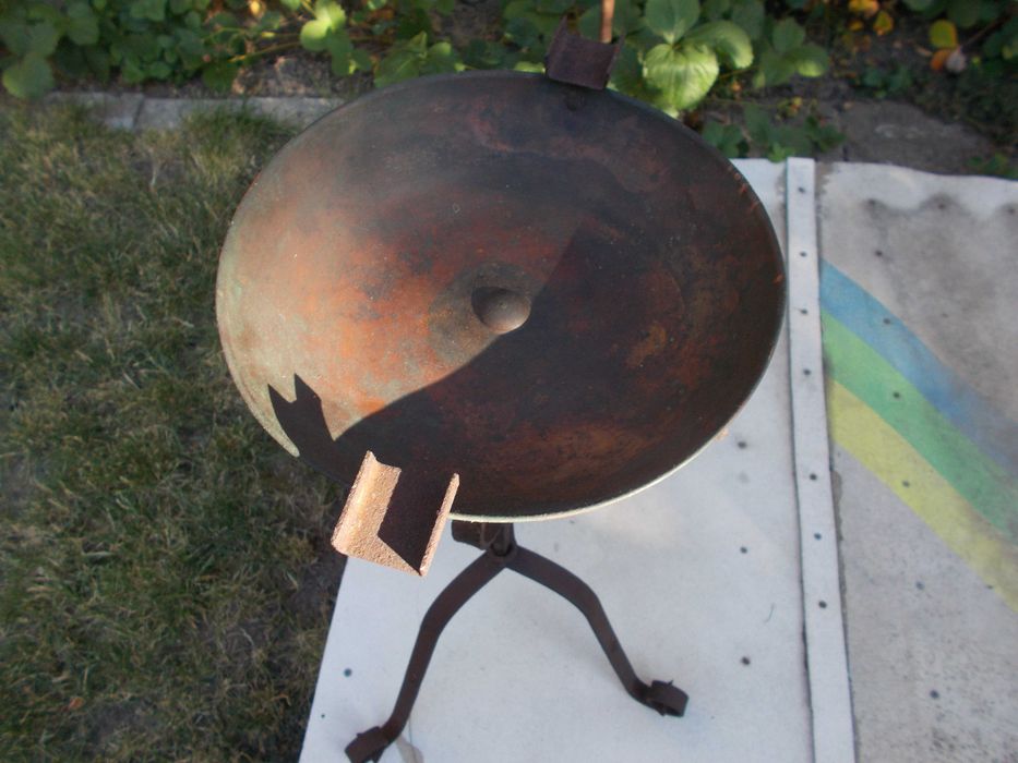 Стар рядък кован висок пепелник  с меден тас !