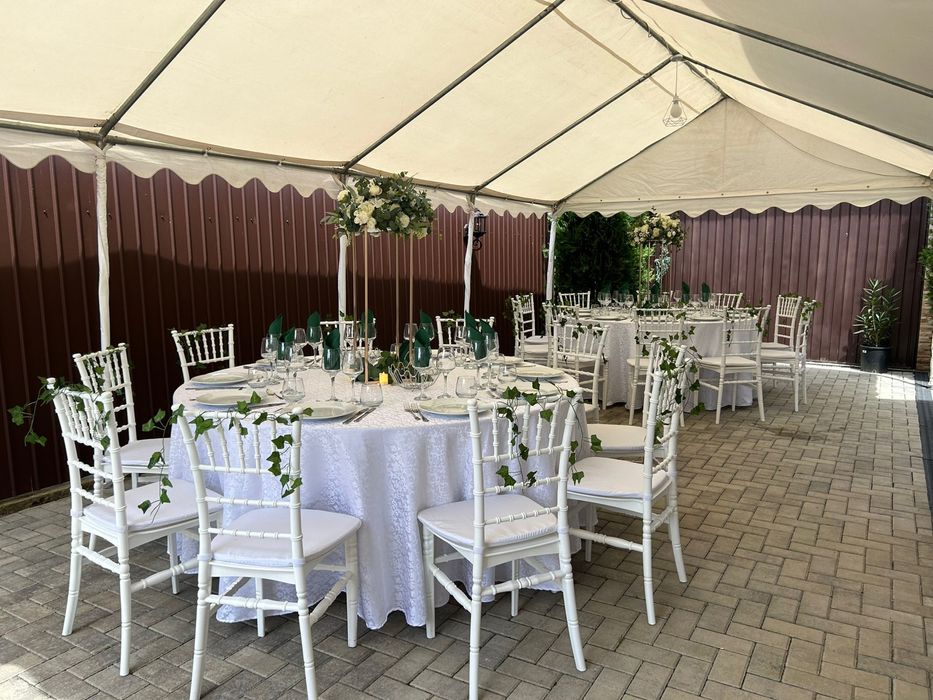 Corturi, mese, scaune si vitrine de inchiriat pentru evenimente