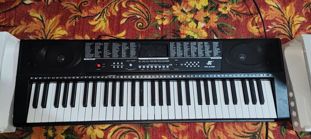 MK-2102 rusumli elektron sintezator (klavishli musiqa asbobi).
Bu asbo