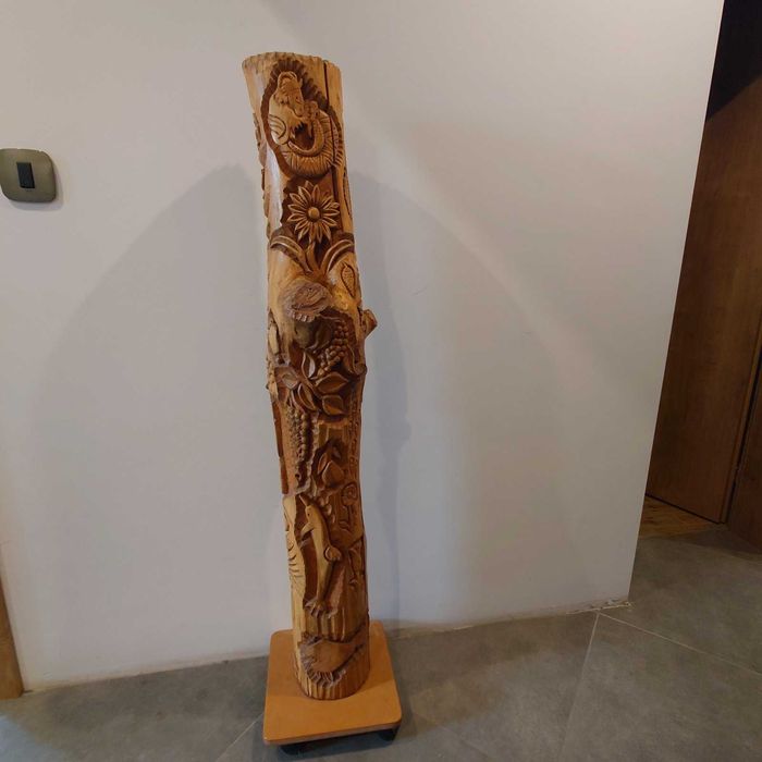 Дърворезба тотем на подвижна стойка