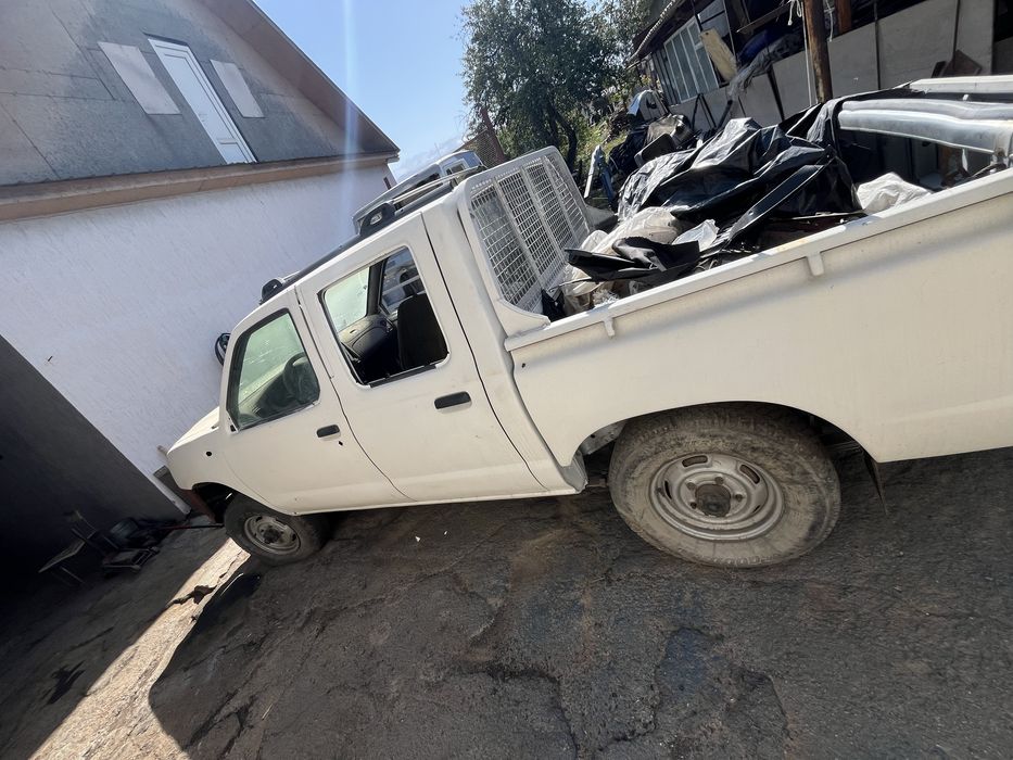 Nissan Пикап     .