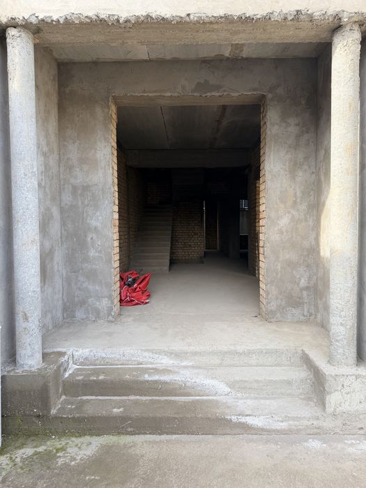 ПРОДАЁТСЯ КОТТЕДЖ — есть потенциал для создания уютного дома.