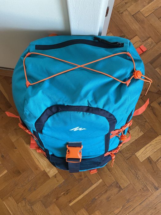 Продавам нова туристическа раница Quechua Forclaz 40 + дъждобран