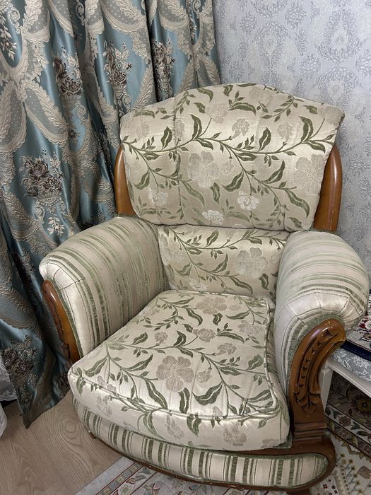 Продам диван с двумя креслами