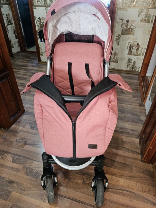 Продам прогулочную всесезонную коляску