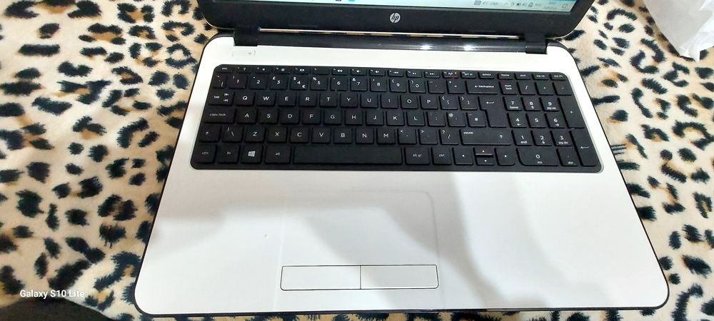Vând laptop HP cu accesorii