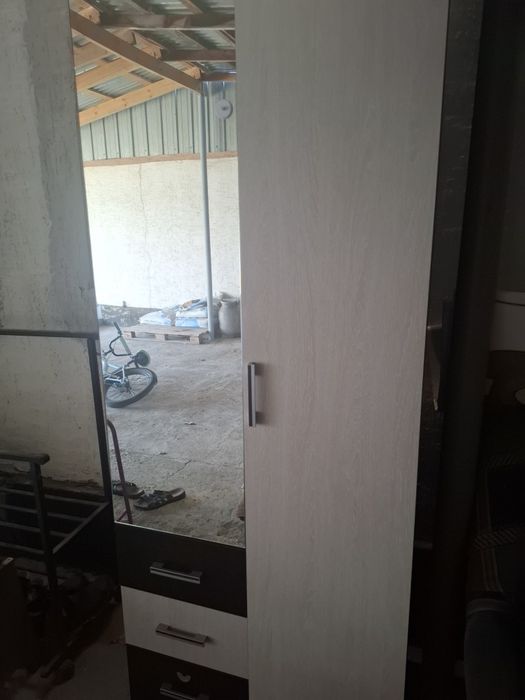 Продается шкаф с зеркалом