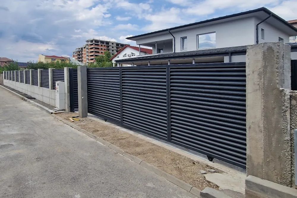 Construim garduri și porți exact după cerințele dumneavoastră (cu sau fără stâlpi de beton), cu fundație (sau fără fundație la cerere),