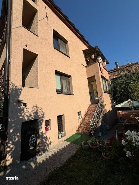 Casa cu 5 Camere ,Suprafata 200mp,zona Intre Lacuri