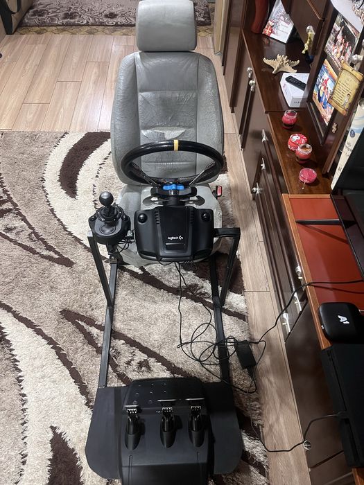 Продавам волан logitech g29 със стойка.