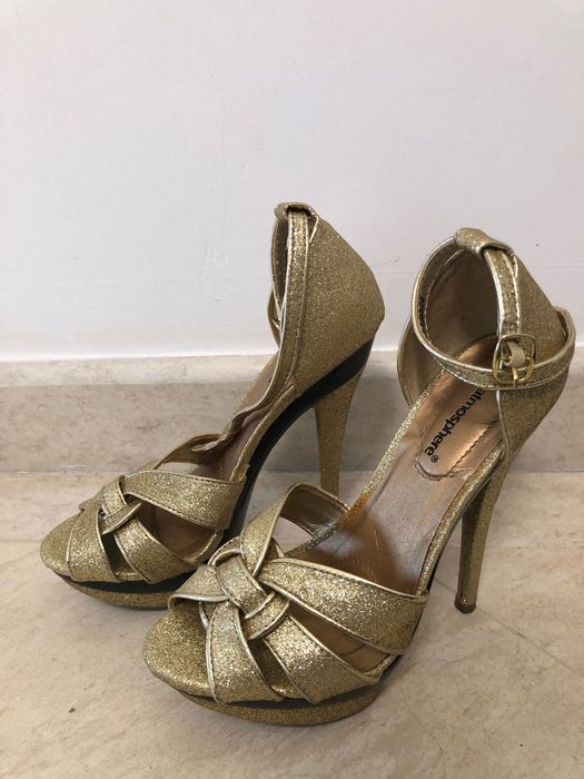 Сандали на висок ток