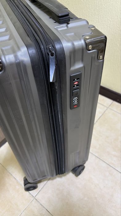 Продам чемодан за символическую цену