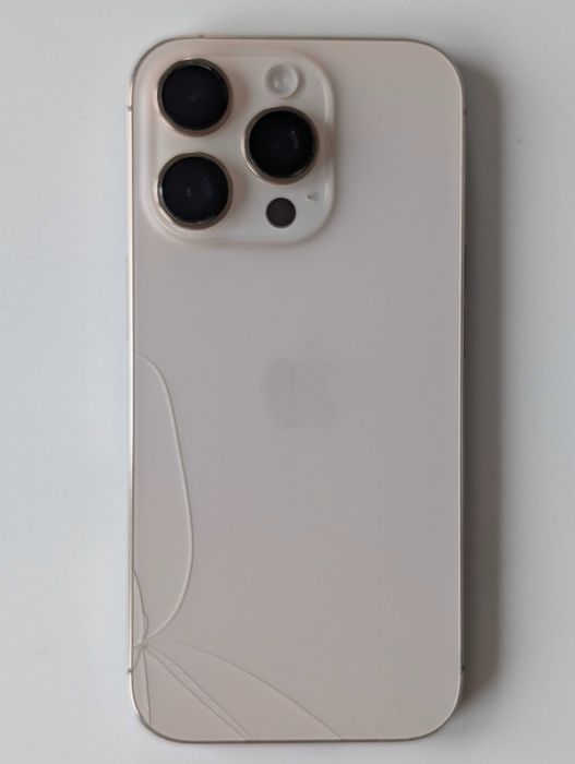 iPhone 16 pro Desert Titanium 256 GB 93% Battery