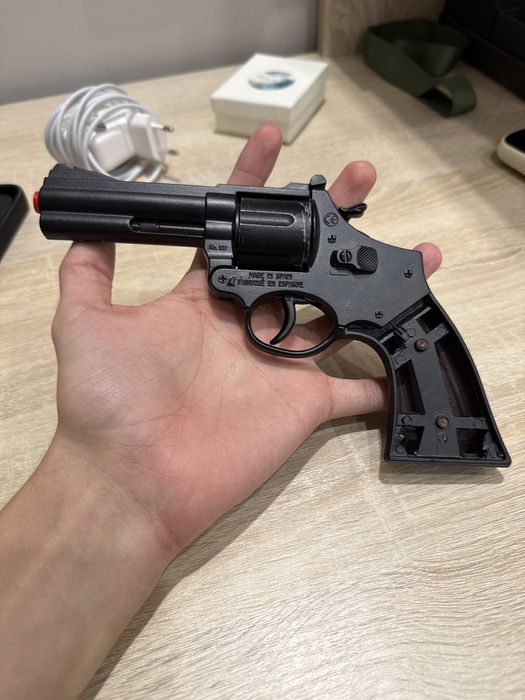 Игрушечный револьвер