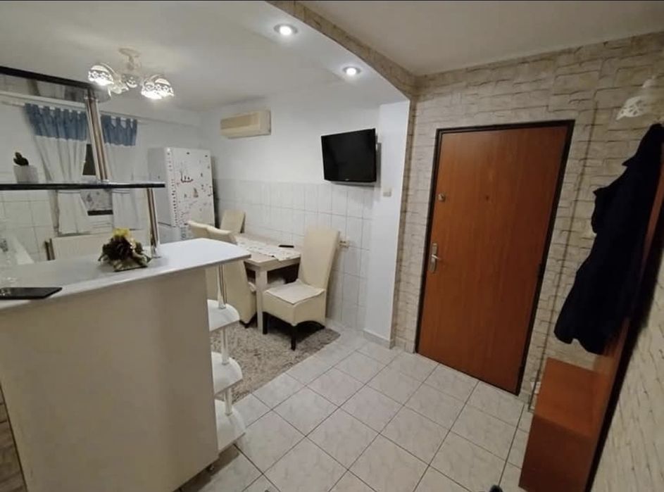 Vand apartament cu 3 camere Resita, zona Lunca