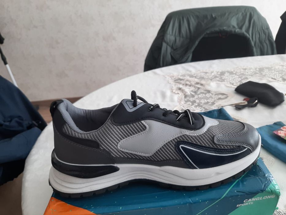 Кроссовки новые 43