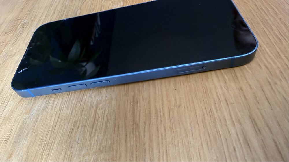 Iphone 13 folosit, 256 GB albastru crapat putin