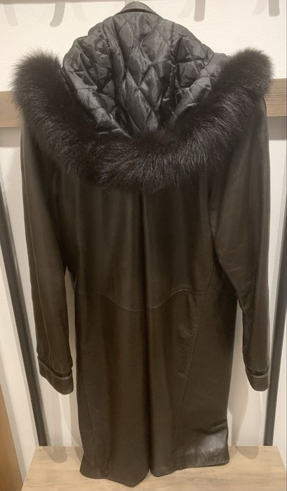 Vând haine de blanā si piele, de damā.